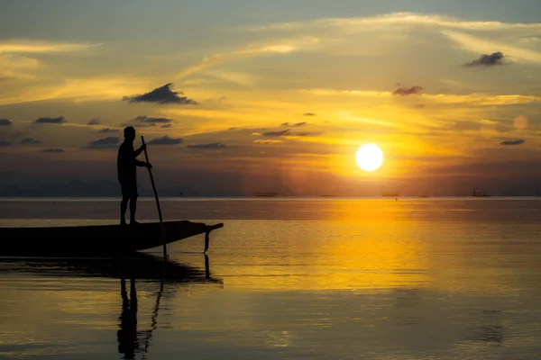 Silhouette pescatore e tramonto, Thailandia . — Foto Stock