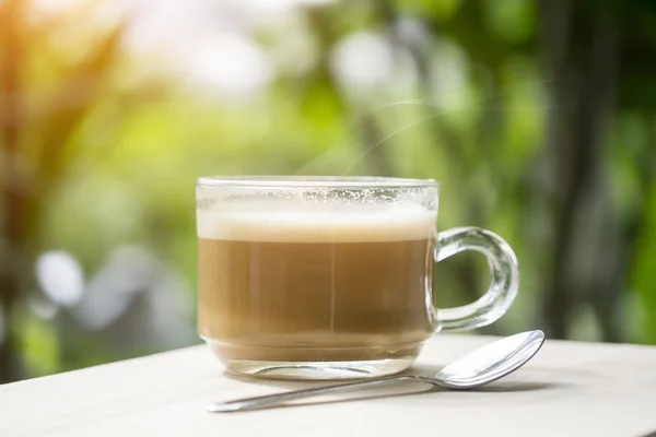 Warme koffie in de ochtend — Stockfoto