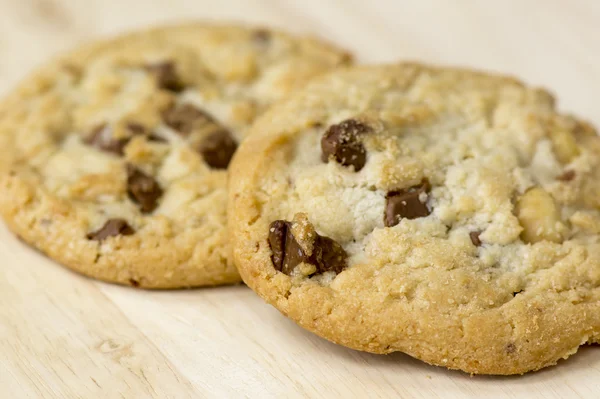 Vollmilchschokolade Macadamia, Schokoladenstückchen knusprige Kekse. — Stockfoto