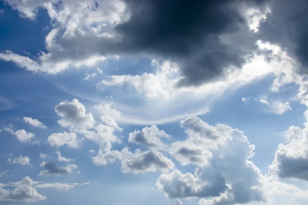 Blauer Himmel mit weißem — Stockfoto