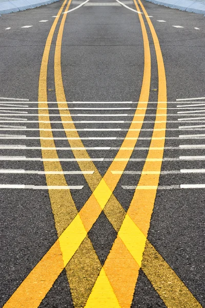 Líneas de tráfico amarillas en la carretera . —  Fotos de Stock