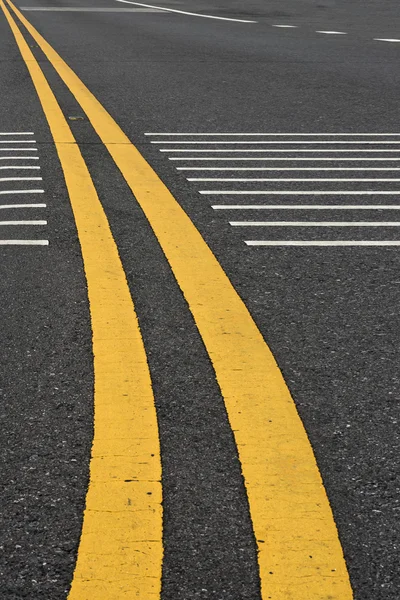 Keltaiset liikennelinjat tiellä . — kuvapankkivalokuva