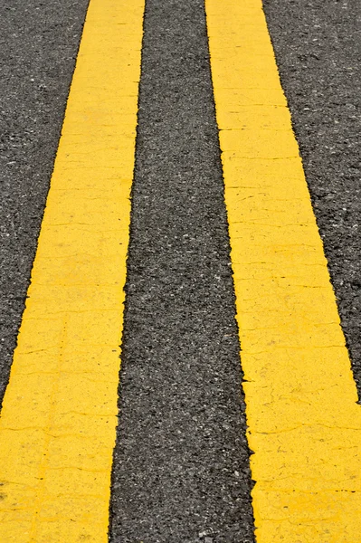 Gele verkeer lijnen op de weg. — Stockfoto