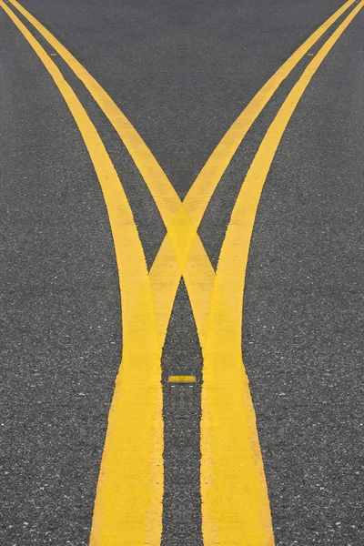 Žlutá jízdní pruhy na silnici. — Stock fotografie