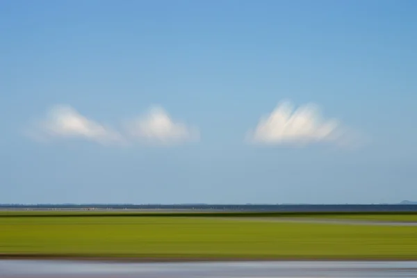 Blauer Himmel mit weißem — Stockfoto