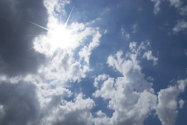 Céu azul com branco poderia — Fotografia de Stock