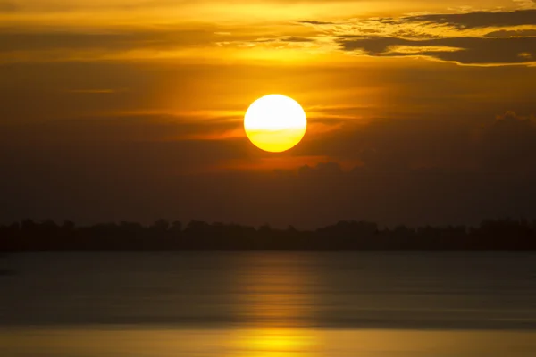 Cielo al tramonto e il lago — Foto Stock