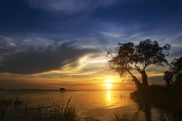 Solnedgång himlen och sjön — Stockfoto