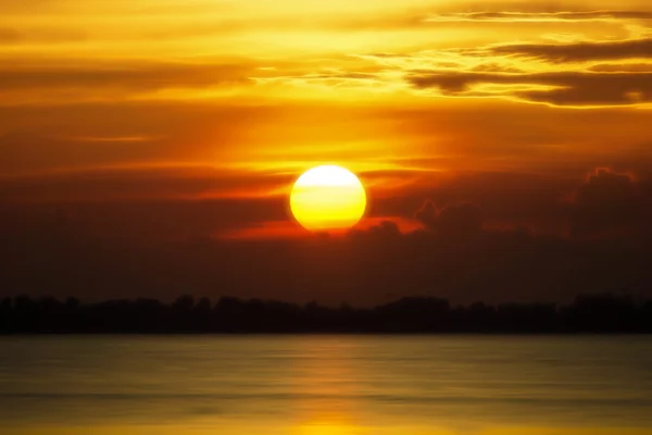 O céu do por do sol e o lago — Fotografia de Stock