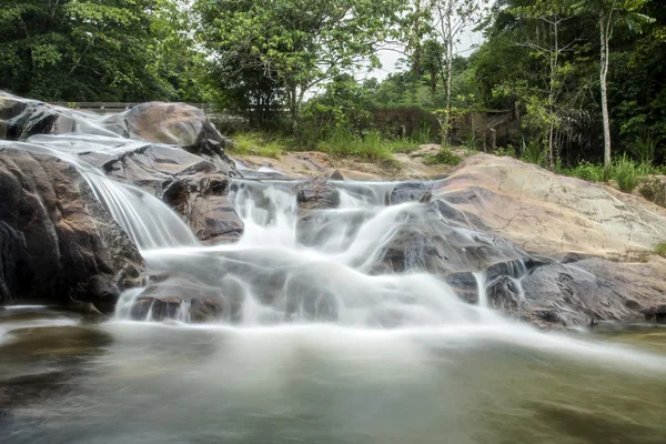 Vattenfall i tropisk skog — Stockfoto