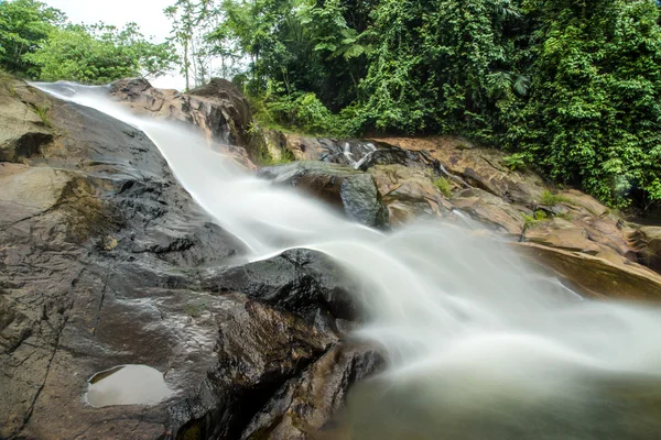 Vattenfall i tropisk skog — Stockfoto