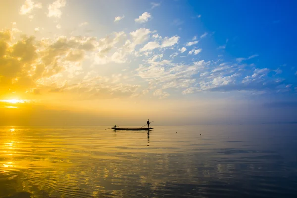 Beautiful sky and Silhouettes of Minimal fisherman at the lake, — Stock Photo, Image