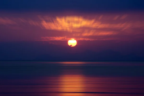 Закат неба и озеро — стоковое фото