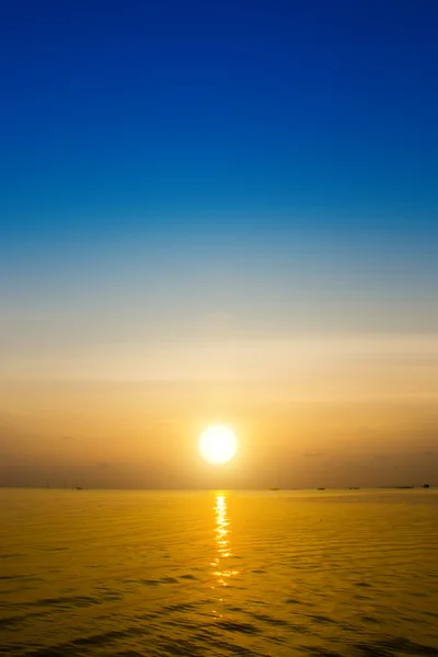 Cielo puesta de sol y el lago — Foto de Stock