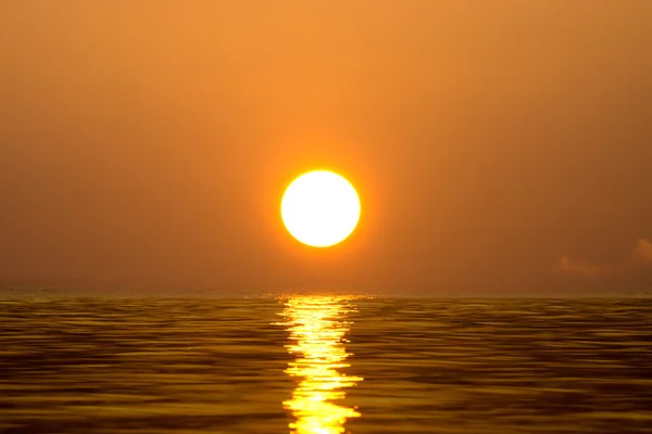 O céu do por do sol e o lago — Fotografia de Stock