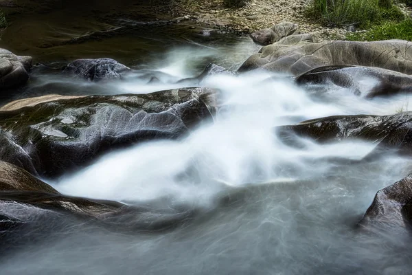 Wasserfall im tropischen Wald im Kra Chong Nationalpark, trang p — Stockfoto