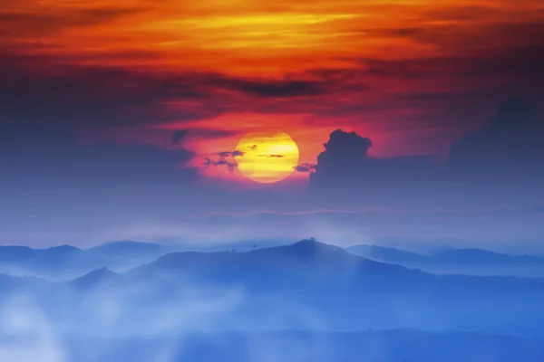 Sunrise and blue mountain with mist at Kra-bi, Thailand — Stock Photo, Image