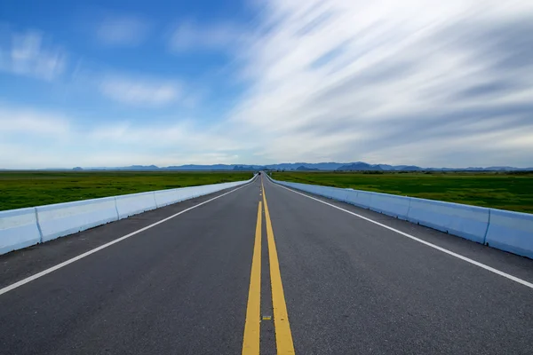 Boş yol ve trafik sarı çizgiler — Stok fotoğraf