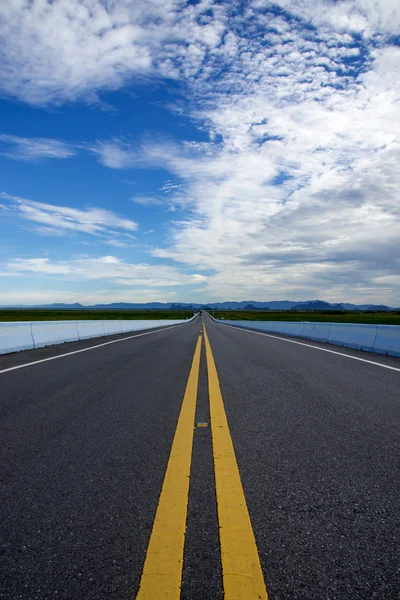 Estrada vazia e linhas de trânsito amarelas — Fotografia de Stock