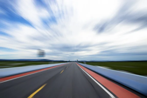 Hiermee wordt beweging op de weg. — Stockfoto