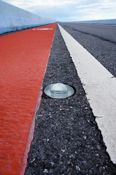 Refletor de vidro redondo na estrada Para evitar danos — Fotografia de Stock