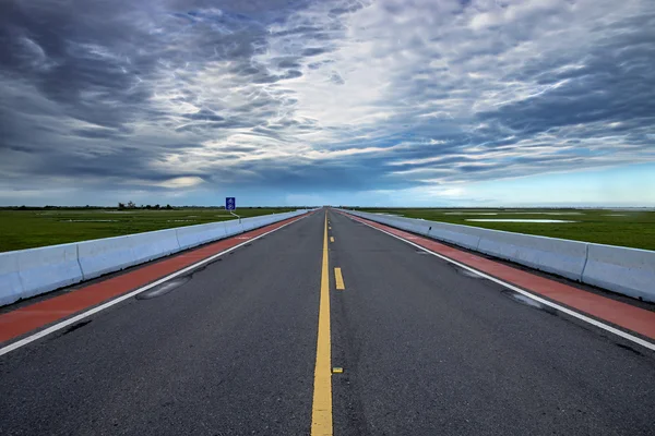 空の道路と黄色の動線 — ストック写真