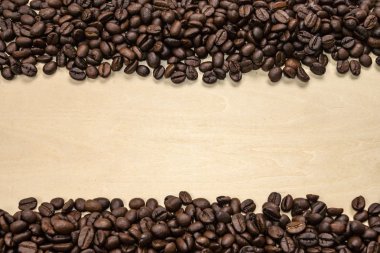 Ahşap arka planda kahve çekirdekleri.