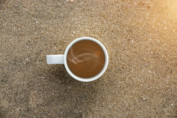 Taza de café blanco en la playa . — Foto de Stock