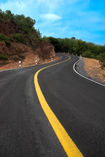A estrada curva vazia — Fotografia de Stock
