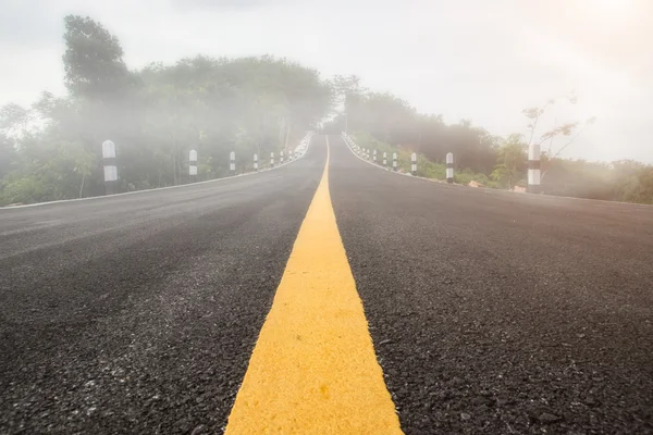 Strada vuota e la nebbia dopo la pioggia . — Foto Stock