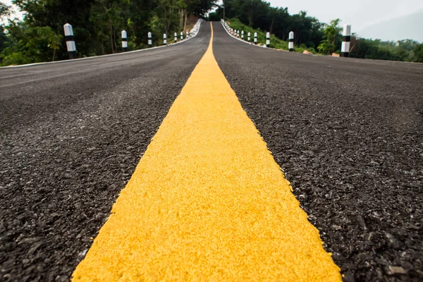 Una línea de tráfico amarilla en la carretera vacía . —  Fotos de Stock