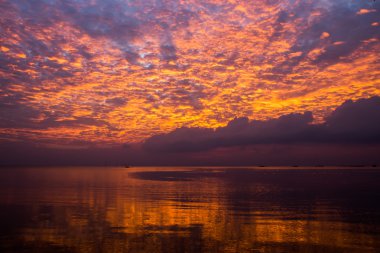 günbatımı gökyüzü göl, Tayland üzerinden kırmızı bulut ile.