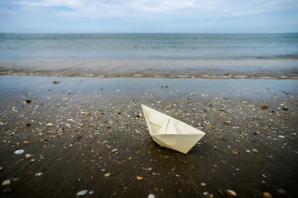Barcos de papel na praia ao ar livre — Fotografia de Stock