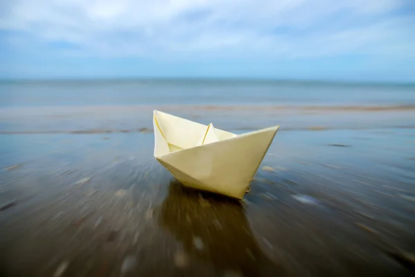 Movimento para o mar de barcos de papel na praia . — Fotografia de Stock