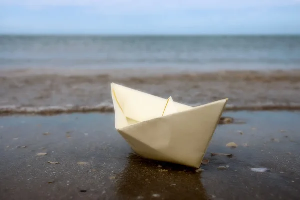 Barcos de papel en la playa al aire libre —  Fotos de Stock