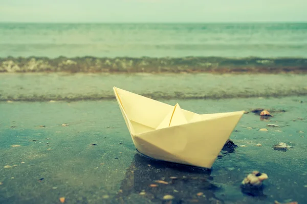 上海滩在户外的纸船 — 图库照片
