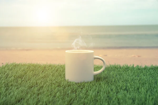 Vintage di tazza di caffè bianco sull'erba . — Foto Stock