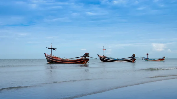 Barcos de pesca en el mar tranquilo, Tailandia . — Foto de Stock