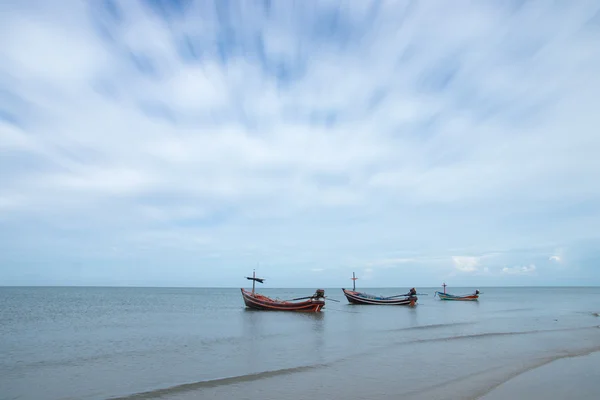 Bateaux de pêche sur la mer calme et nuage de mouvement, Thaïlande . — Photo