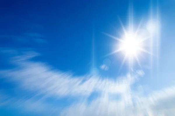 Голубое небо и солнце с движением — стоковое фото