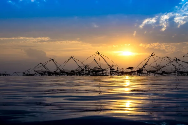 Bambu makine göl silüeti. Güney Tayland. — Stok fotoğraf