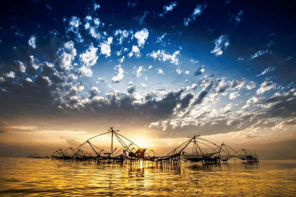 Silhouette of bamboo machinery in the lake. South of Thailand. — Stock Photo, Image