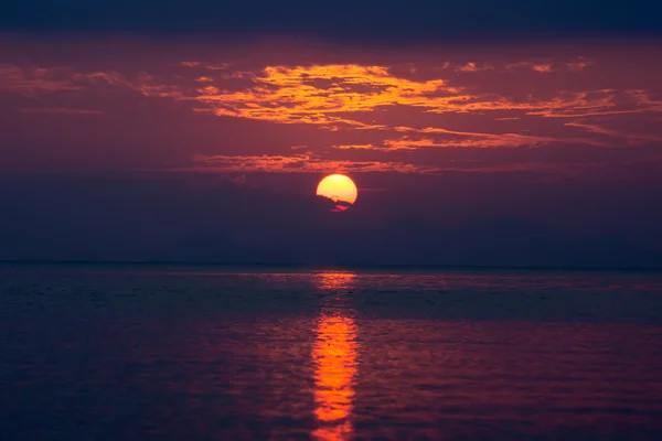 Sunset sky with red cloud over the lake , thailand. — Stock Photo, Image