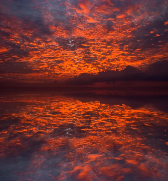 Céu por do sol com nuvem vermelha sobre o lago, Tailândia . — Fotografia de Stock