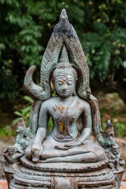 Eski Buda içinde terk edilmiş ıssız yerlerde kaldı.