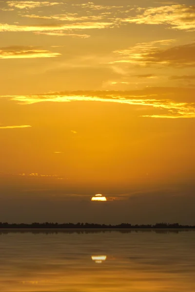 タイ湖の夕焼け. — ストック写真