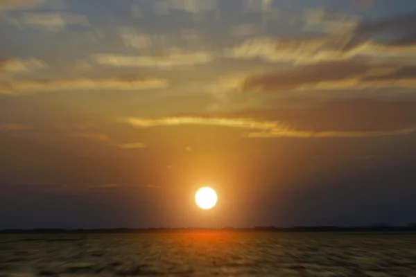 Bevegelse inn i solnedgangen himmel ved sjøen . – stockfoto