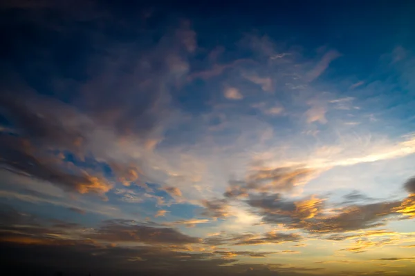 Ciel couchant avec nuage orange . — Photo