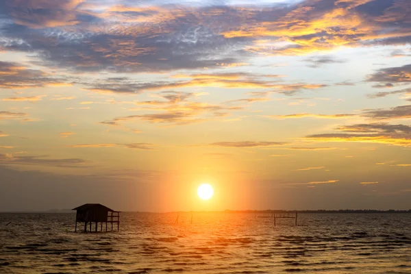 Himmel bei Sonnenuntergang mit orangefarbenen Wolken. — Stockfoto