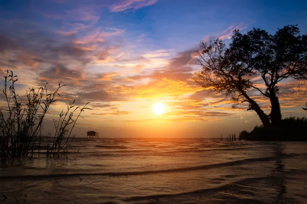 Céu por do sol com nuvem vermelha sobre o lago, Tailândia . — Fotografia de Stock